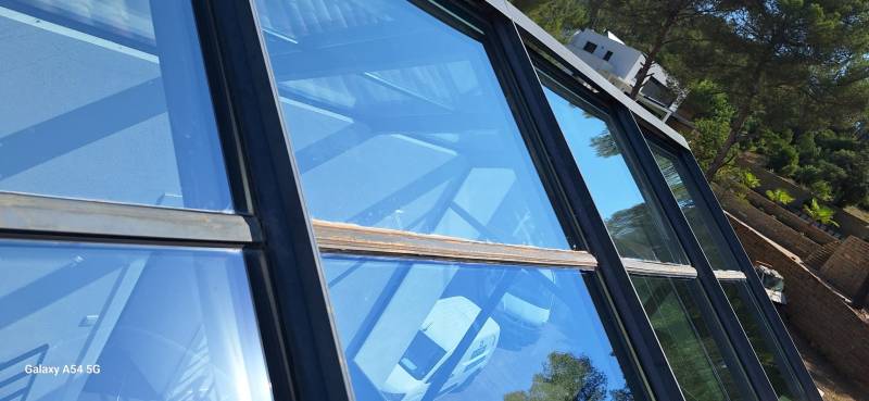 Nettoyage de verrière sur le toit d'une maison à Aubagne