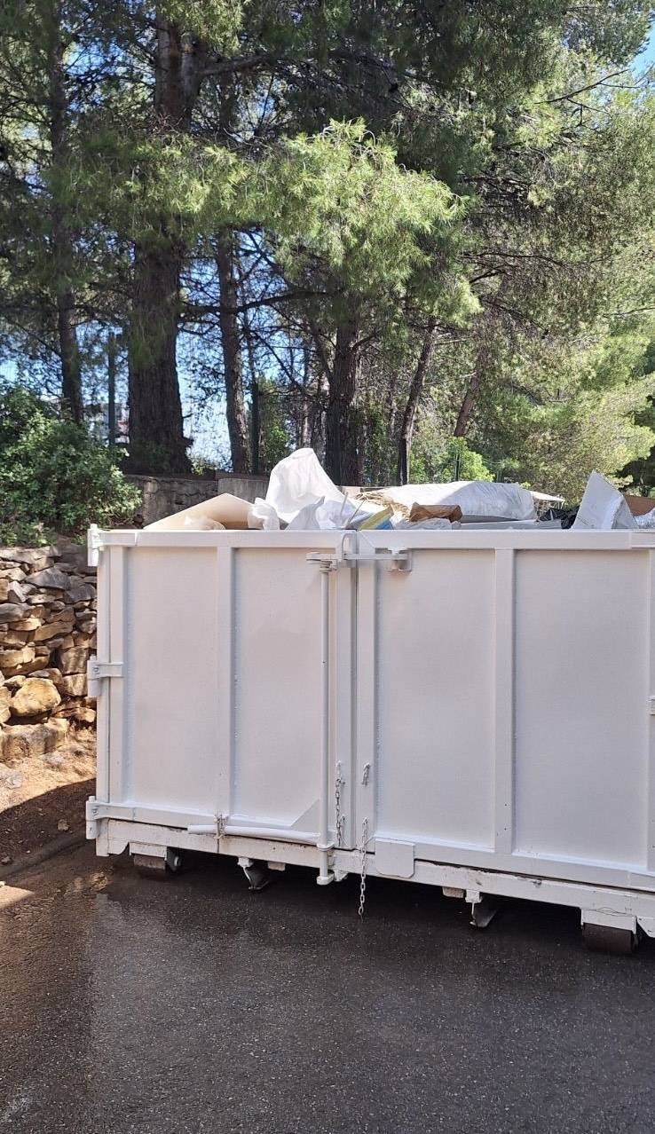 Débarras et nettoyage d'un parking à la Ciotat dans les Bouches du rhône